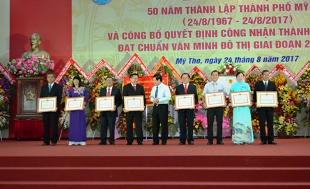  Deputy Minister of Culture, Sports and Tourism Huynh Vinh Ai awarded certificates of merit to collectives and individuals. Photo: H.NGA