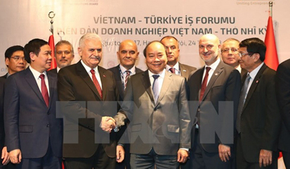 The two PMs attend the Vietnam-Turkey Business Forum.