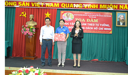 bà Nguyễn Thị Sáng, Ủy viên Ban Thường vụ Tỉnh ủy, Phó Chủ tịch HĐND tỉnh phát biểu tại hội thảo