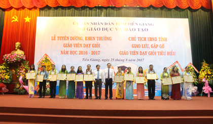  Chairman of the PPC Le Van Huong awarded the province’s certificate of merit to excellent teachers. Photo: DO PHI