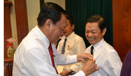 Ông Lê Văn Nghĩa, Phó Chủ tịch UBND tỉnh trao bằng khen của UBND tỉnh cho các cá nhân có thành tích xuất sắc trong công tác tham mưu cho HĐND giai đoạn 2011-2016