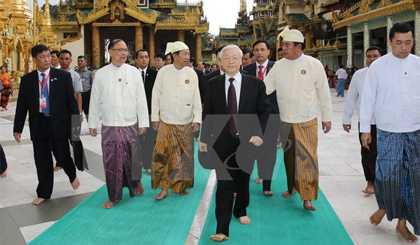 Tổng Bí thư Nguyễn Phú Trọng đến thăm Chùa Vàng. Ảnh: Trí Dũng/TTXVN