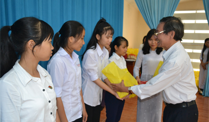 Ông Phan Văn Hà, Chủ tịch Hội Bảo trợ bệnh nhân nghèo, người khuyết tật và trẻ mồ côi tỉnh trao học bổng cho các em học sinh tại lễ trao học bổng