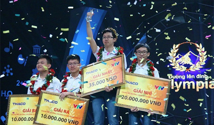 Phan Đăng Nhật Minh (Trường THPT Hải Lăng, tỉnh Quảng Trị) chính thức trở thành nhà vô địch và giành vòng nguyệt quế Đường lên đỉnh Olympia năm 2017. Ảnh: Thanh Hùng