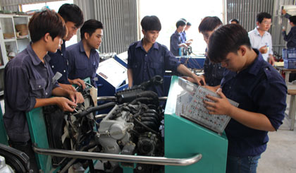 Sinh viên ngành Cơ khí (Trường Cao đẳng Nghề Tiền Giang) trong giờ thực hành.