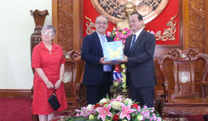 Deputy Chairman of the PPC Tran Thanh Duc presented souvenir to the Consulate General.