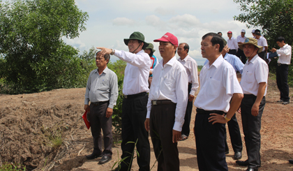 Check the work of flood prevention in Tan Phuoc district. Photo: MINH THANH