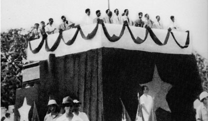 Hồ Chủ tịch đọc Tuyên ngôn Độc lập ngày 2-9-1945 tại Quảng trường Ba Đình, Hà Nội.