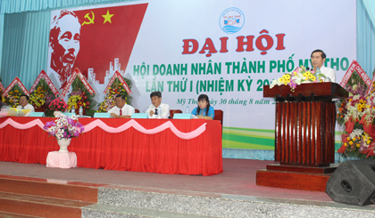 Ông Lê Văn Hưởng, Chủ tịch UBND tỉnh phát biểu tại đại hội.