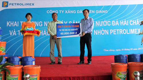 Công ty Xăng dầu Tiền Giang trao tặng Thị trấn Vàm Láng kinh phí xây dựng nhà Đại đoàn kết