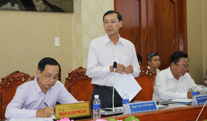 Ông Cao Văn Hóa, Quyền Giám đốc Sở NN&PTNT, một trong các thành viên của UBND tỉnh phát biểu tại cuộc họp thành viên UBND tỉnh vào chiều ngày 31-8