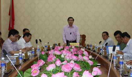 Ông Lê Văn Hưởng, Chủ tịch UBND tỉnh phát biểu tại cuộc họp thành viên UBND tỉnh vào chiều ngày 31-8