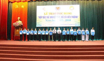  Ông Trần Thanh Đức và ông Phan Văn Hà, Chủ tịch Hội Bảo trợ bệnh nhân nghèo, trẻ khuyết tật và mồ côi tỉnh trao học bổng cho các em học sinh 