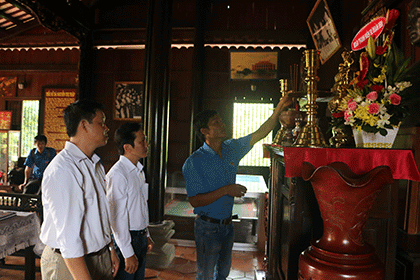 Đại diện Chi ủy và Chi đoàn Báo Ấp Bắc thắp hương tại Nhà thờ đồng chí Nguyễn Thị Thập.