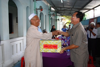 Ông Trần Minh Thống trao quà của Ban Chỉ đạo Tây Nam bộ cho ông MadeRes, Ymam của Thánh đường Hồi giáo Ấn độ phường 2, TP. Mỹ Tho.