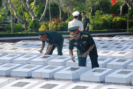 Cán bộ, chiến sĩ thắp nhang bày tỏ lòng tri ân trên từng mộ phần liệt sĩ