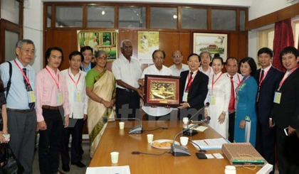 The Vietnamese delegation presents gifts to CPI leaders. (Credit: VNA)