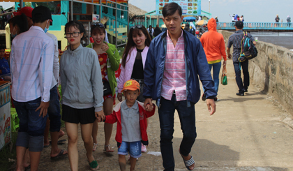 Nhiều du khách đến với khu du lịch biển Tân Thành để vui chơi, ăn uống.