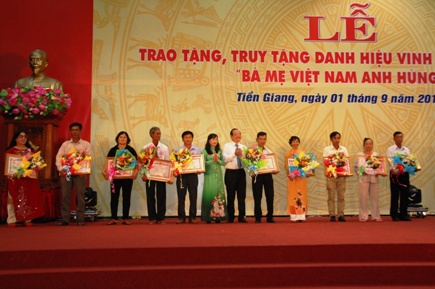 Deputy Chairman of Tien Giang provincial People's Committee Tran Thanh Duc awarded the title of heroic Vietnamese mother and gold for relatives of mothers who have died