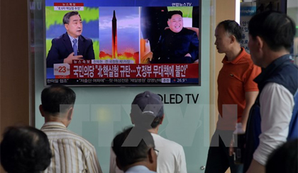 Người dân theo dõi bản tin về vụ thử hạt nhân của Triều Tiên trên màn hình ti vi tại một nhà ga ở Seoul, Hàn Quốc ngày 3/9. Nguồn: AFP/TTXVN