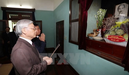 Party General Secretary Nguyen Phu Trong offers incense to commemorate late President Ho Chi Minh (Photo: VNA)