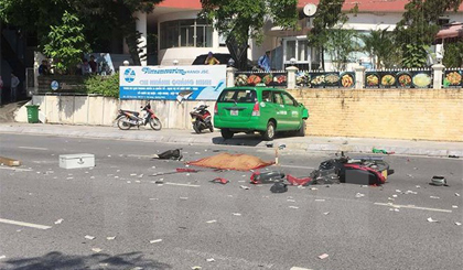 Hiện trường vụ hai taxi vượt ẩu gây tai nạn làm một người tử vong tại tỉnh Quảng Ninh sáng 2-9. Ảnh: Trung Nguyên/TTXVN