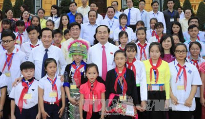 President Trang Dai Quang surrounded by Vietnamese students from different ethnic groups. (Photo: VNA)