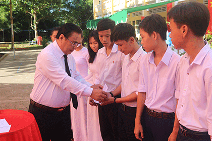 Ông Võ Văn Bình trao học bổng cho các em học sinh vượt khó học tốt của Trường THPT Dưỡng Điềm.