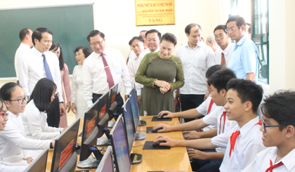 Bà Nguyễn Thị Kim Ngân tham quan phòng thực hành tin học 