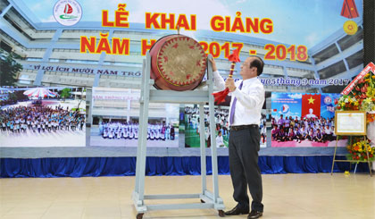 Ông Trần Thanh Đức, Phó Chủ tịch UBND tỉnh đánh trống khai giảng năm học mới