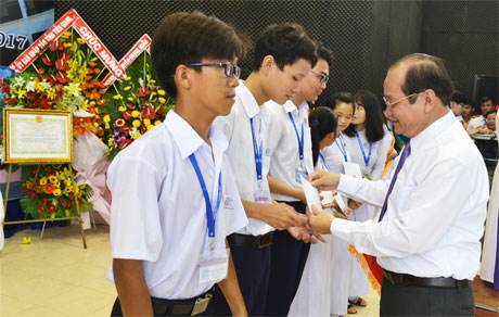 Ông Trần Thanh Đức, Tỉnh ủy viên, Phó Chủ tịch UBND tỉnh trao học bổng cho các em học sinh.