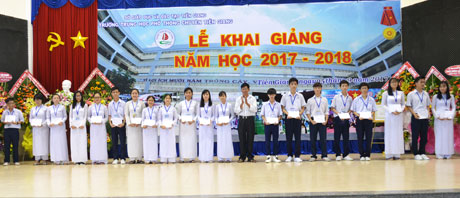 Ông Nguyễn Thanh Tuyến, phụ huynh em Nguyễn Trọng Nhân trao tặng 20 suất học bổng cho các em học sinh.