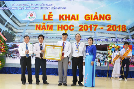 Ông Nguyễn Văn Khang, nguyên Chủ tịch UBND tỉnh trao quyết định công nhận trường đạt tiêu chuẩn cấp độ 3 cho Ban giám hiệu nhà trường.