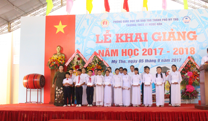 Standing Deputy Secretary of the Tien Giang provincial Party Committee Vo Van Binh presented scholarships to studious students. Photo: PHAN THANG