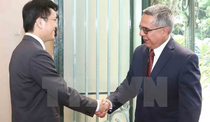 Deputy Foreign Minister Ha Kim Ngoc (L) welcomes Cuban First Deputy Minister of Foreign Affairs Marcelino Medina Gonzalez (Photo: VNA)