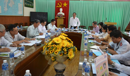 Ông Nguyễn Văn Hùng, Trưởng ban Pháp chế HĐND tỉnh phát biểu tại buổi làm việc với Ban ATGT tỉnh.