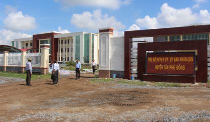 Một góc trụ sở Huyện ủy, UBND huyện Tân Phú Đông.