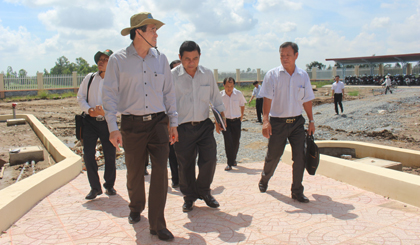 Đoàn đến kiểm tra tại trụ sở UBND huyện Tân Phú Đông.