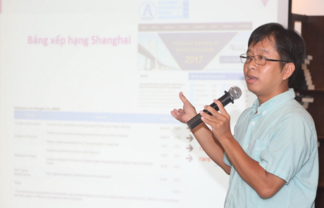 TS Lưu Quang Hưng, thành viên nhóm chuyên gia, trình bày tại buổi họp báo