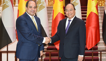 PM Phuc (right) and Egyptian President Abdel Fattah el-Sisi