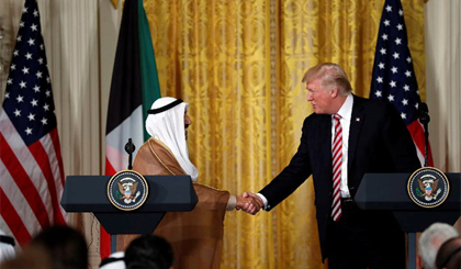 Tổng thống Donald Trump bắt tay với Quốc vương Kuwait Sheikh Sabah Al Ahmad Al Sabah. (Nguồn: AP)