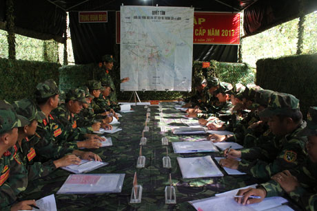 Đại tá Trương Thanh Nam, Phó Bí thư Đảng ủy, Sư đoàn trưởng chỉ đạo thông qua Bản đồ Quyết tâm tại khu sơ tán. 