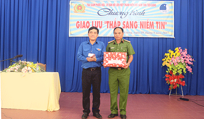Anh Ngô Huỳnh Quang Thái trao bảng tượng trưng tặng Tủ sách Thanh niên cho Ban Giám thị Trại giam Phước Hòa.