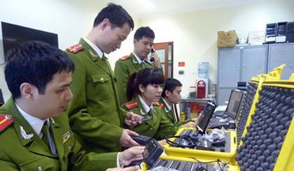 Cyber police in the capital city use advanced technology to investigate cybercrime (Photo: congan.hanoi.gov.vn)