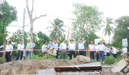 Lãnh đạo tỉnh, huyện kiểm tra các đập tại huyện Cai Lậy.