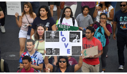 Người dân tuần hành phản đối sắc lệnh ngừng Chương trình DACA của Tổng thống Mỹ tại thành phố Los Angeles ngày 5-9. Nguồn: AFP/TTXVN