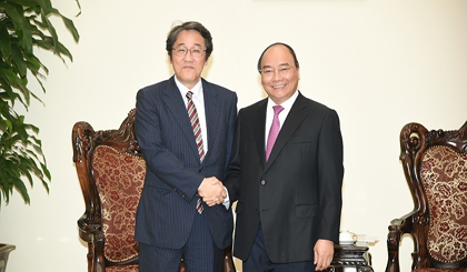 Prime Minister Nguyen Xuan Phuc and Japanese Ambassador Kuinio Umeda