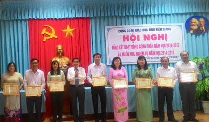 Ông Nguyễn Hồng Oanh, Giám đốc Sở GDĐT trao thưởng cho các đơn vị có thành tích xuất sắc.