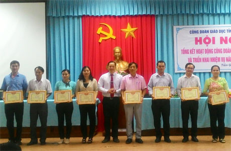 Ông Lưu Nhơn Đức, Chủ tịch CĐGD tỉnh Tiền Giang trao thưởng cho các cá nhân xuất sắc.