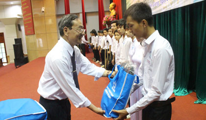 Ông Phan Văn Hà trao quà và học bổng cho học sinh vượt khó học tốt. 